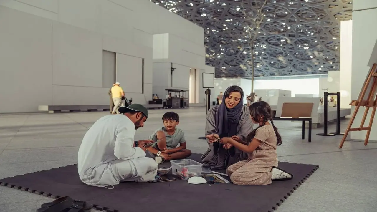 خوض تجارب عائلية فريدة في زيارة «اللوفر أبوظبي»